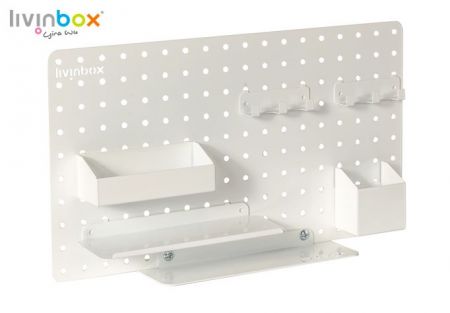 Papan berpaku untuk penyimpanan dalam warna putih.